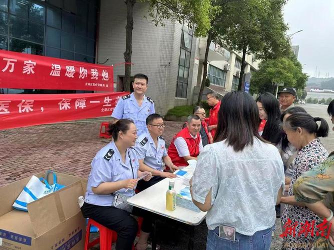 活动现场,工作人员通过设立集中宣传咨询台,发放宣传手册,面对面解答
